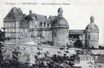 Dordogne -1. HAUTEFORT - Vue d'ensemble du Chteau