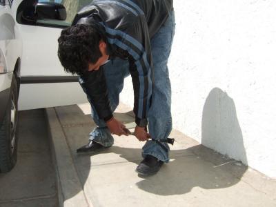 Uno cuchillo de Toluca de Guadalupe, adjusting the knives