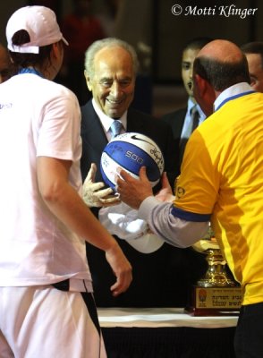 President Peres awards MVP