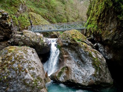 Otra pasarela que cruza el río