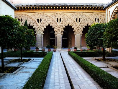 Patio de Santa Isabel y prtico sur