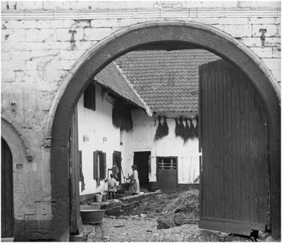 Binnenplaats hoeve bij St Gerlach, Valkenburg ad Geul ca. 1925