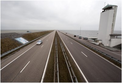 Afsluitdijk  En verkeersweg:  32 km. lang