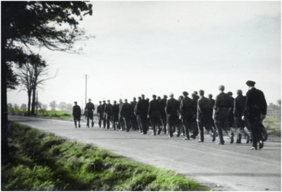 SS-Mijnwerkers op weg naar gevangenverblijf in Graetheide
