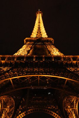 Eiffel Towet at night