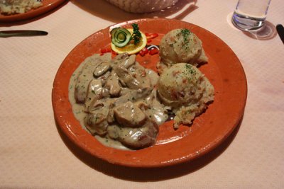 Svinjski medaljoni z jurcki in prazenim krompirjem: Pork medallions with boletus mushrooms and roasted potatoes