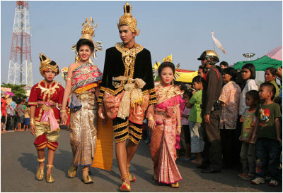 Bun Phawet parade-Roi ET