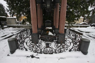 Otto Wagner Tombstone3.jpg