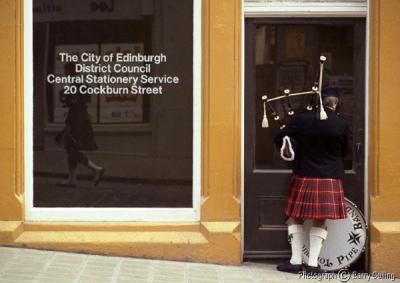 Edinburgh piper.jpg