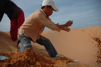 boy_preparing_sand_slide.JPG