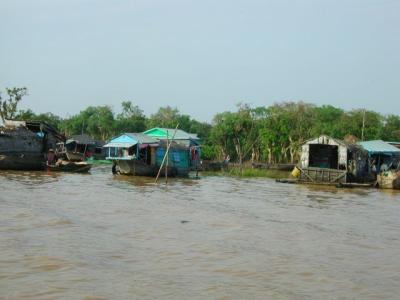 Sightseeing along the Tonle Sap River
