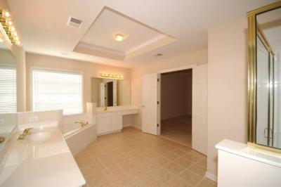 g3/70/459370/3/53340064.127MayesFarmRoadMasterBath.jpg