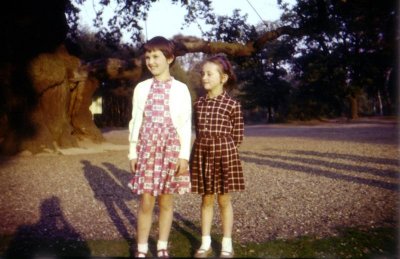 eIS1 slide 19 Lorna and Elaine at Major Oak