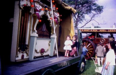 eSlide 20 Traction Engine rally Elaine and Kathy on wagon plus Mum