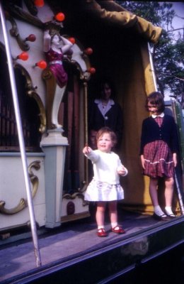 eSlide 21 Traction Engine rally Elaine and Kathy on organ wagon