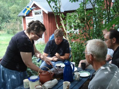 I Kvibille hälsade vi på hos familjen Wass och mor Carin bjöd på hemmabakad sachertårta