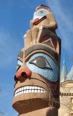 <b>Totem Pole<br>Canada Pavilion</b><br><font size=2>Epcot