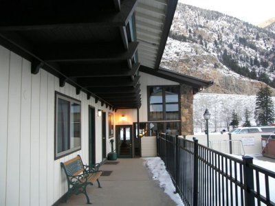 Georgetown Inn walkway