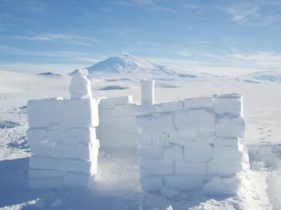 wrap-around snow wall with Erebus.JPG