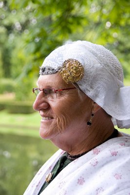 woman in traditional Groningen dress (1)