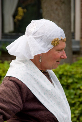woman in  in traditional Groningen dress (3)