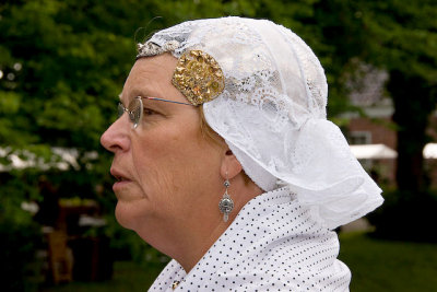 woman in  in traditional Groningen dress (3)