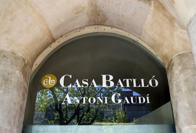 Casa Battl, top ticket window