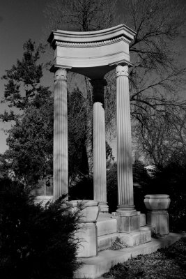 Pillars BW