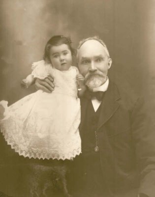 Andrew Gray Smith with granddaughter Doreen Schwennesen