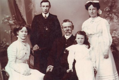 The McDonagh family. Ella, Charlie, Oswald, Emma and Katie