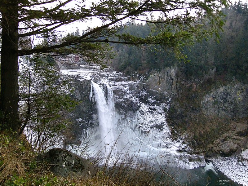 snoqualmie falls from the lower viewpoint