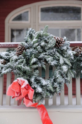 wreath in snow.JPG