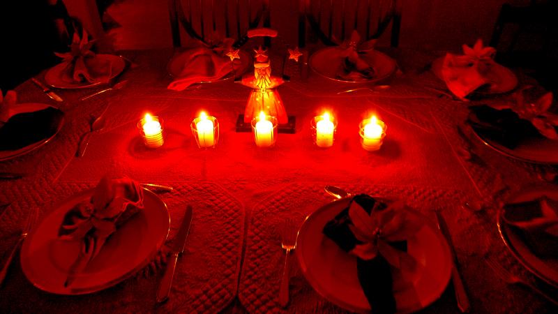 pbase Xmas table on December 25 2005.jpg