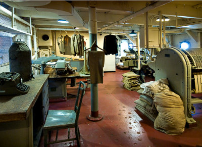 Laundry dryers and presses