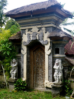 Balinese gateway