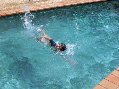 g3/72/582072/3/55013156.Maxswimming.jpg
