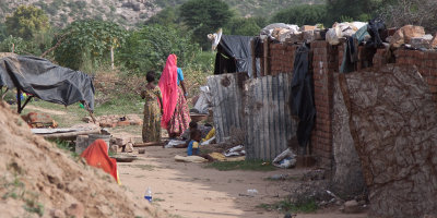 Settlement at the border of the Pushkar Lake