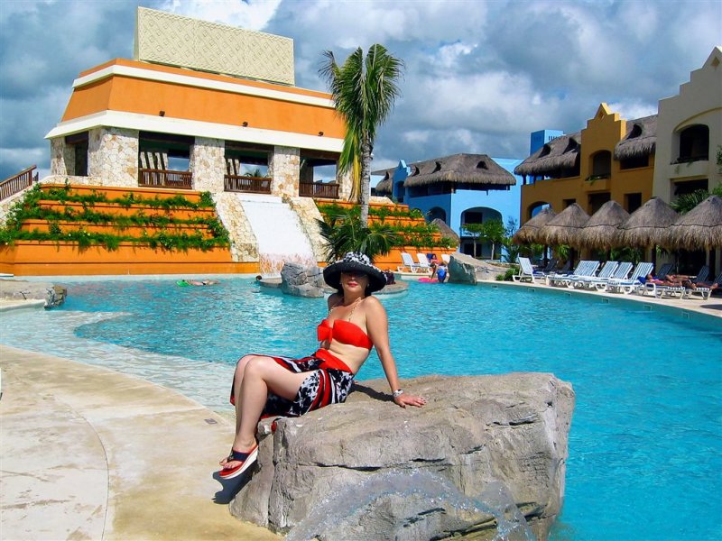 Bathing in the Sun, Paraiso Lindo Resort