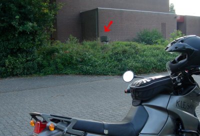 Links van de foto is de hoofdingang