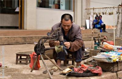GuiShan market day - shoe repair