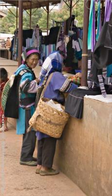 GuiShan market day - Sani women