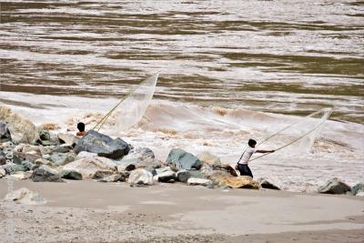 NuJiang Valley - Fishing in the standing waves 1