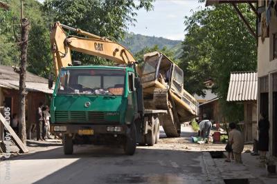 NuJiang Valley.  Front end loader.  Huh ??!?