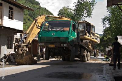 NuJiang Valley.  Front end loader.  Nearly loaded.