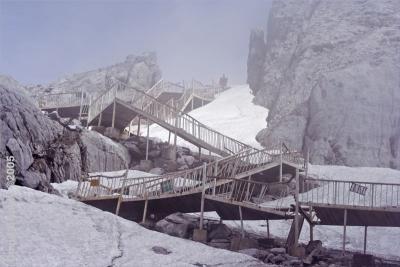 on Jade Dragon Snow Mountain - unsafe walkway.  I guess they didn't allow for the weight of the snow in winter ...