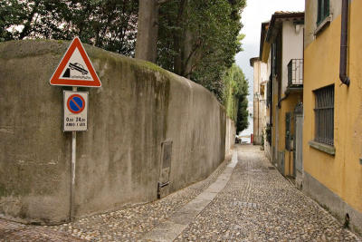 20050919 139 Lake Como - Cernobbio - road to the lake.jpg