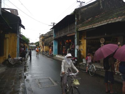 There are many shops and markets there.  It is very touristy.