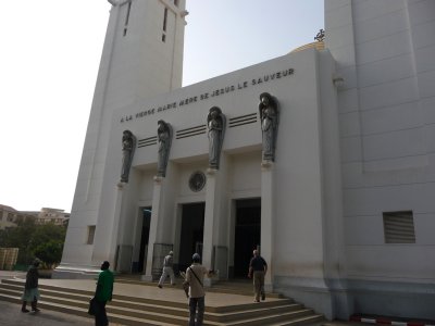Side view of the cathedral with its praying saints along the façade.