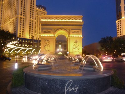 Fountain in front of l'Arc de Triomphe.