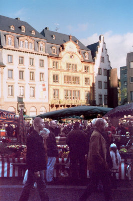 Shoppers and strollers enjoying the farmer's market in Marktplatz on Sunday morning.